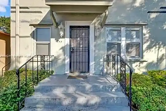 559 NE 68th St #1 Photo 1