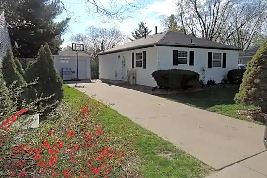 120 Amhurst St Photo 1