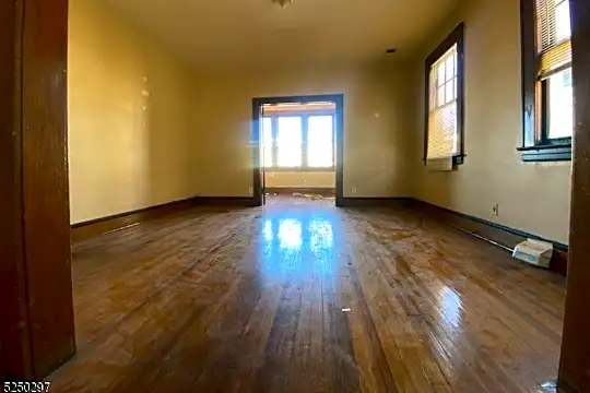322 Ashton Ave Photo 2