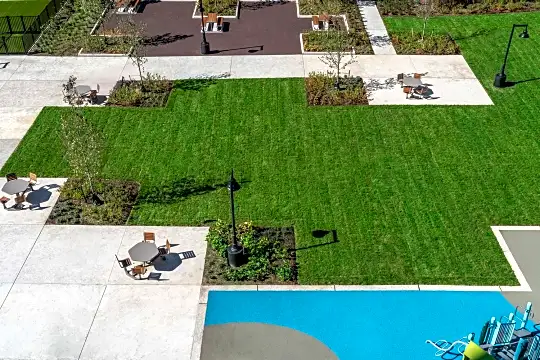 view of pool featuring an expansive lawn