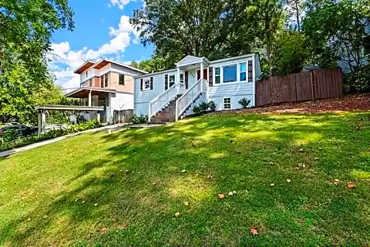 1039 Shepherds Ln NE Photo 2