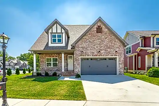 8360 Glenshire Ln Photo 2
