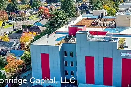Urban Oasis in Ballard with Rooftop Deck & Outdoor Kitchen Photo 2