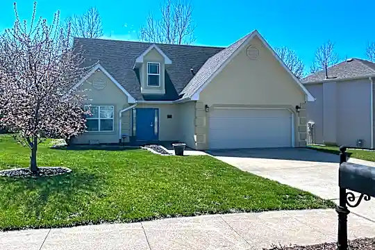 400 S Village Cir Photo 1