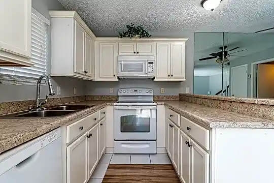 6104 Waterview Cir Photo 2