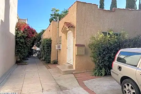 7538 Lexington Ave Photo 1