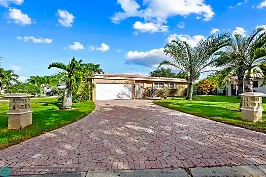 5750 Bayview Dr Photo 2