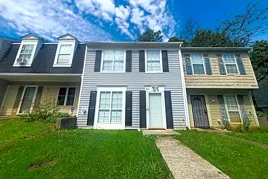 1447 Inverness Dr Photo 2