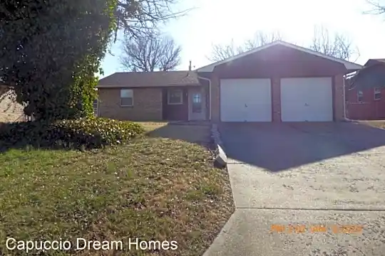 111 NE Cimarron Trail Photo 1