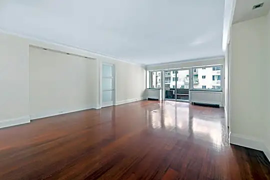 58 W 58th St Photo 2