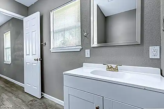 1155 Jo Lynn St Photo 2