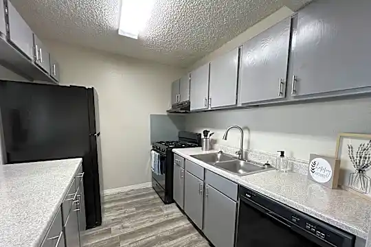 212 Sam Houston Dr Photo 1