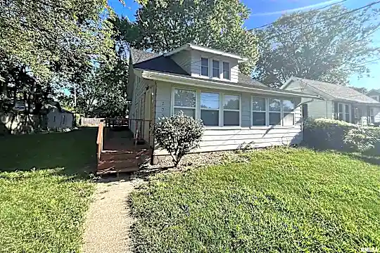 705 E Marietta Ave Photo 1