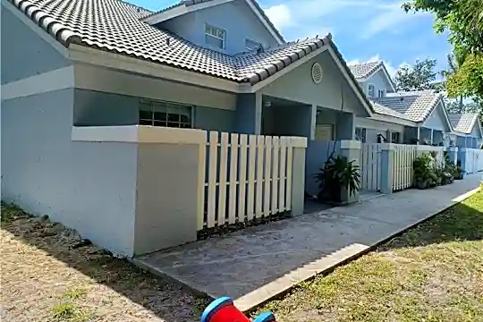 360 SE 2nd Ave Photo 2