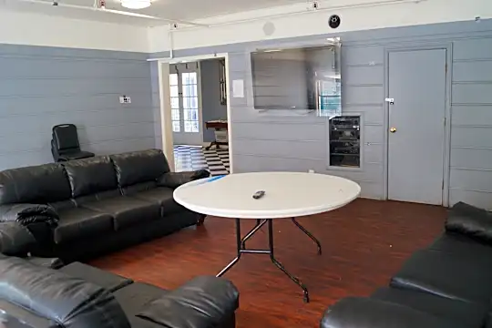 649 Gayley Ave Photo 2