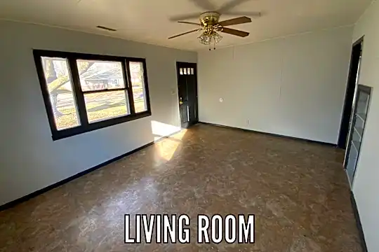 1005 Giddings St Photo 2