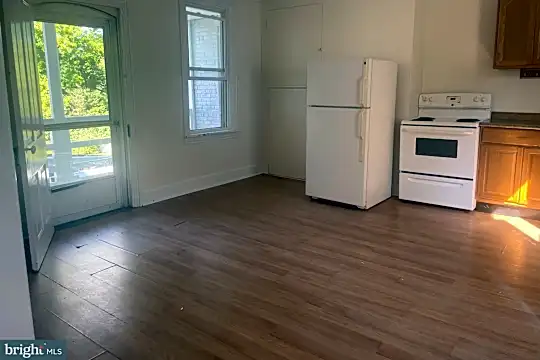 6 N Main St #UPSTAIRS Photo 2