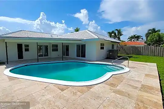 400 SW 9th Ave Photo 1