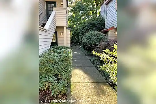 2775 NW Upshur St Photo 2