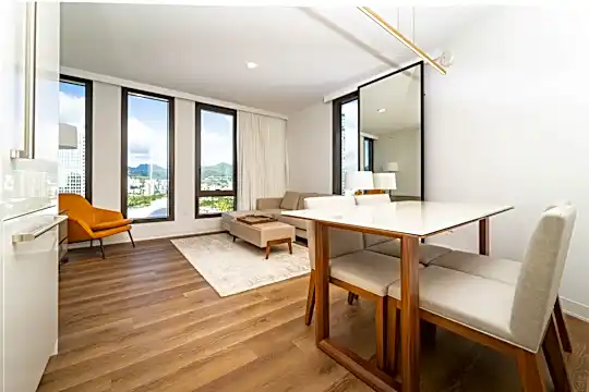 987 Queen St Photo 2