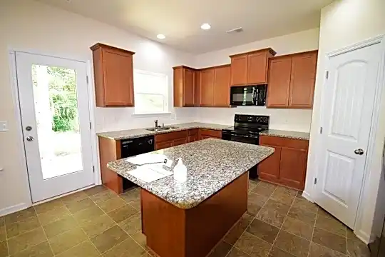 164 Thomaston St Photo 2