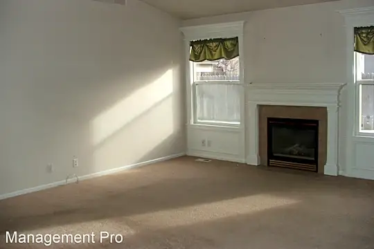 1901 W Roberts Ave Photo 2
