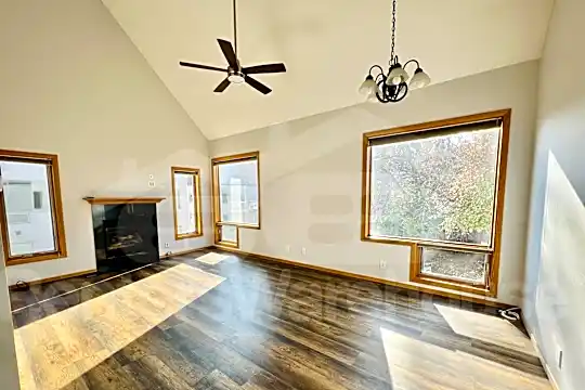 3002 Lake Shore Dr Photo 2