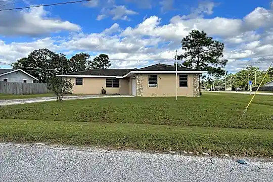 569 SE Fallon Dr Photo 1