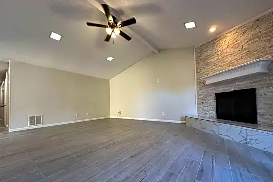 328 Towne House Ln Photo 2