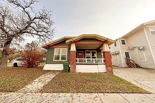 1006 N Oak Ave Photo 1