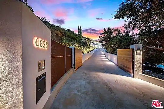 6825 Mulholland Dr Photo 1