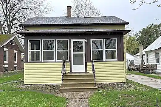 1445 Division St Photo 1