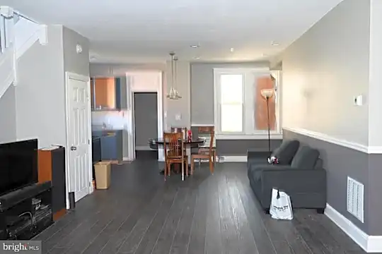 527 Edgewood St Photo 2