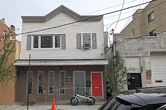 322 38th St #2 Photo 1