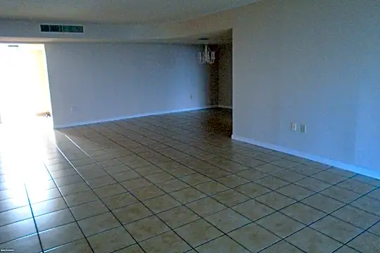 2815 S Atlantic Ave #107 Photo 2