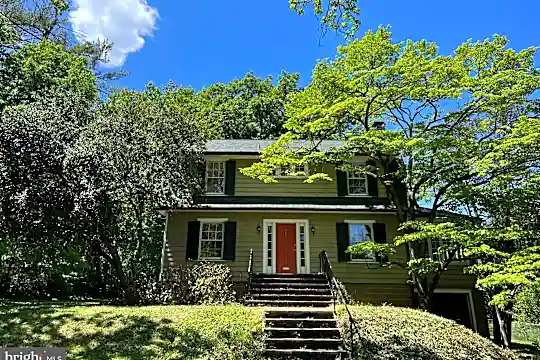 2800 Russell Rd Photo 2