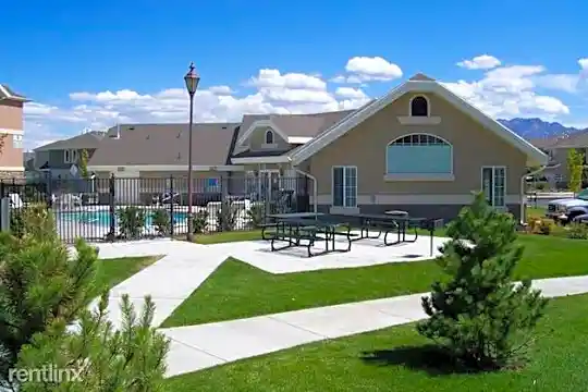 1560 Vivante Way Photo 2