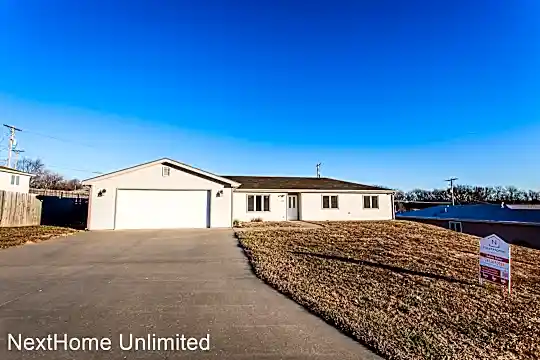 227 William Dr Photo 2