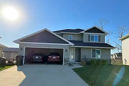 7419 Westfield Dr NE Photo 1
