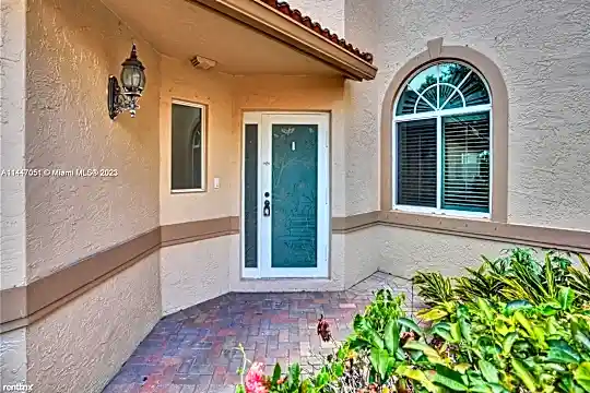 5127 Madison Lakes Cir E Photo 2