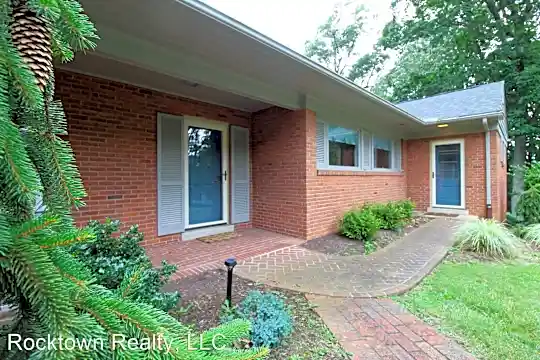 802 Oak Hill Dr Photo 2