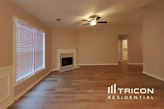 429 Eglington Trail Photo 2