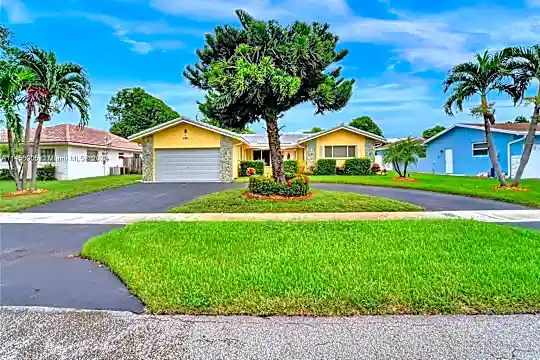 4461 NW 6th Ct Photo 1