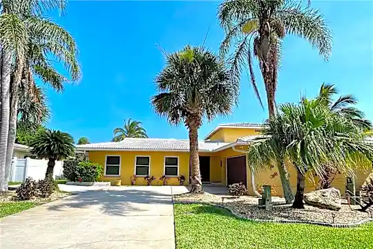 320 Palm Island SE Photo 1