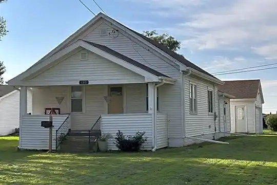 105 E Walnut St Photo 1