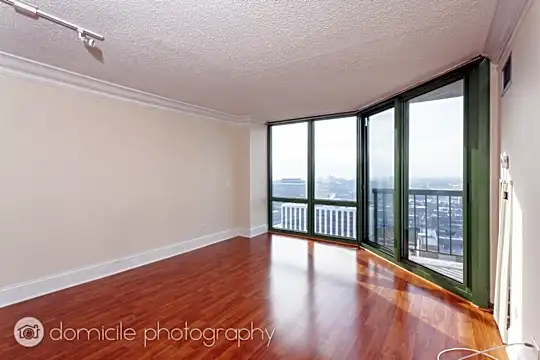 111 W Maple St 2210 Photo 2