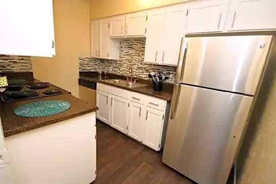 Zander Park Apartment Homes Photo 1