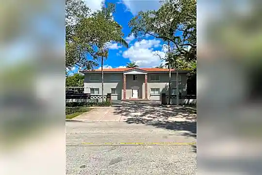 1 Edgewater Dr #104 Photo 2