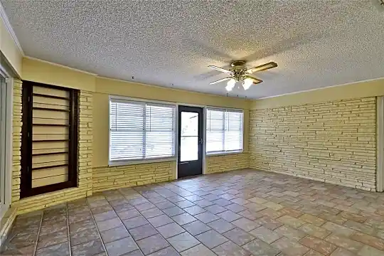 2650 Madison Ave Photo 2