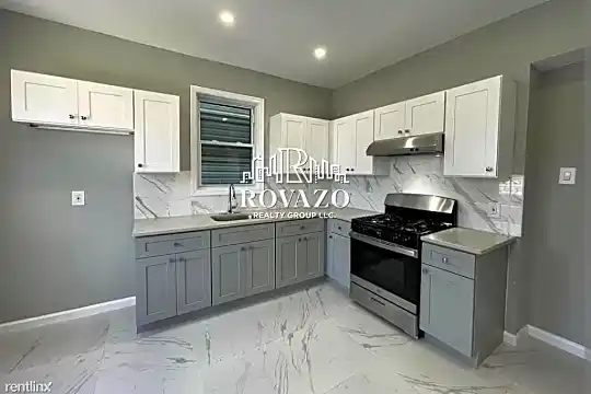 528 Grove St Photo 2